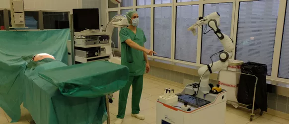 Lukas Bernhard shows the SASHA-OR robot, which is being tested in the operating theatre lab at Klinikum rechts der Isar.