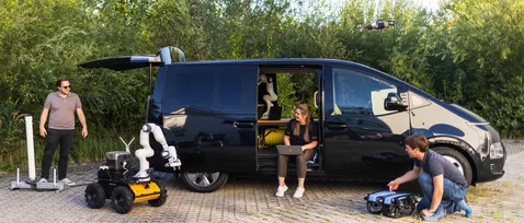 The Synchronous Team-Robot Van (SVAN) is a mobile robot hub. The advantage: drones, as well as water and land robots, can be controlled remotely.