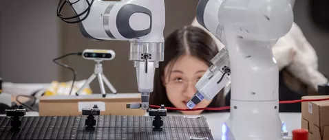 Im Robotik-Lab KI.Fabrik werden mehr als 70 Roboter ständig schlauer. Ziel des MIRMI-Leuchtturmprojektes ist es, lernfähige und flexible Roboter zu schaffen, die die Menschen mit Hilfe von künstlicher Intelligenz (KI) in ihrer Arbeit unterstützen. 
