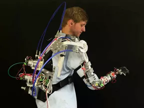 Abbildung 2: Das taktile Schulter-Exoskelett trägt die transhumerale Prothese ANP und realisiert damit den ersten aktiv gesteuerte robotische Prothesenschaft.